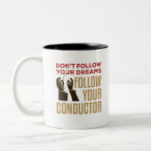 指揮者おもしろい後を追の指揮者 ツートーンマグカップ (左)