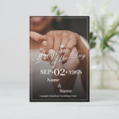 指輪をはめたカラフルな結婚式のカップルの手 (スタンド正面)