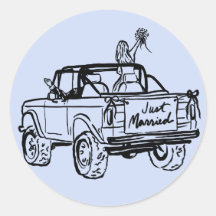 挙式したばかりの新婦と新郎が乗るSUV