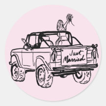 挙式を終えたばかりの新婦と新郎が乗るSUV