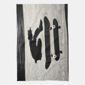 挟まれたスケートボード キッチンタオル (縦)