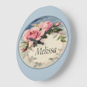 挨りだらけのピンクのヴィンテージのばら色の葉のリースのモノグラム ラージ壁時計 (傾斜)