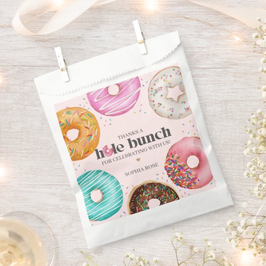 振りかけられたドーナツの誕生日パーティーまたは赤ちゃんシャワー フェイバーバッグ (クリップ留めされた状態)