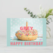 振りかけるドーナツお誕生日ケーキ2フラットグリーティングカード (スタンド正面)