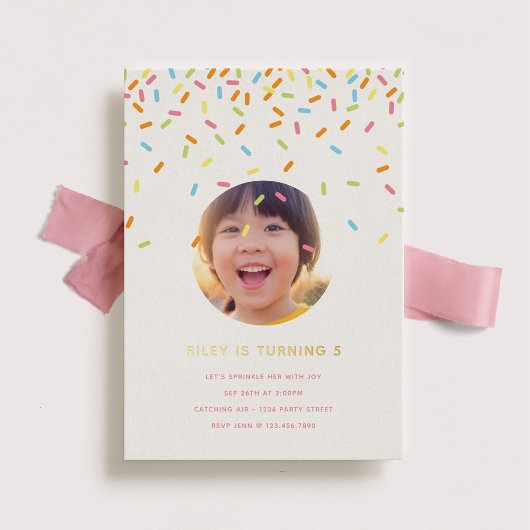 振りかける子供の誕生日パーティー写真金ゴールド 箔招待状