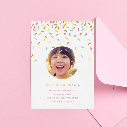 振りかける子供の誕生日パーティー写真金ゴールド 箔招待状