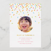 振りかける子供の誕生日パーティー写真金ゴールド 箔招待状 (正面)