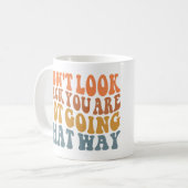 振り返らないでマグは行かない コーヒーマグカップ (正面左)