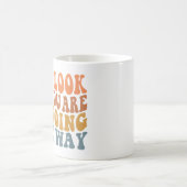 振り返らないでマグは行かない コーヒーマグカップ (中央)