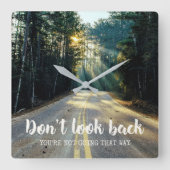 振り返らないやる気を起こさせる感動的引用文 スクエア壁時計 (正面)