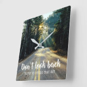 振り返らないやる気を起こさせる感動的引用文 スクエア壁時計 (傾斜)