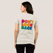 振り返らないカラフルタイポグラフィ女子 トライブレンドTシャツ (裏面全面)