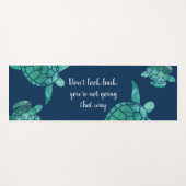 振り返らないスイミングティール(緑がかった色)ウミガメ青 ヨガマット (正面(横))