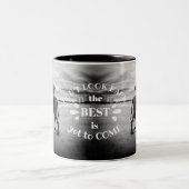 振り返らない/ま最高のだビーチで犬になっていない ツートーンマグカップ (中央)