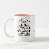 振り返らない |アップモダングレード前向き引用文 ツートーンマグカップ (左)