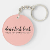 振り返らない |ピーチモダンーのピンクの隆起 キーホルダー (裏面)