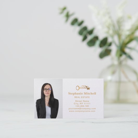 挿入フォトエステ実在ート不動産仲介業者鍵ハウス金ゴールド 名刺 (スタンド正面)