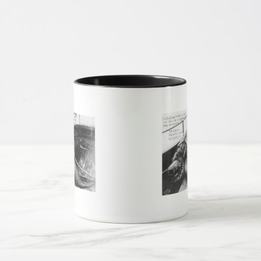 捕らえられた大ウミガメの見解 マグカップ (中央)