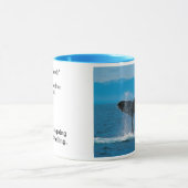 捕鯨に対するザトウクジラの尾、 マグカップ (中央)