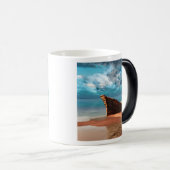 捨てられたビーチに停泊する捨てられた錆びたボート モーフィングマグカップ (正面右)