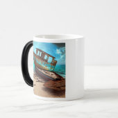 捨てられたビーチに停泊する捨てられた錆びたボート モーフィングマグカップ (正面左)