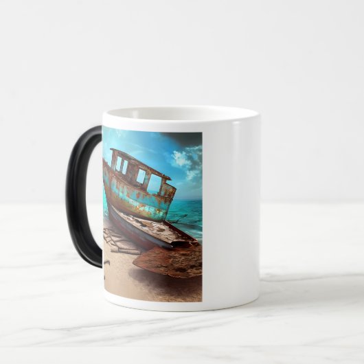 捨てられたビーチに停泊する捨てられた錆びたボート モーフィングマグカップ (正面左)