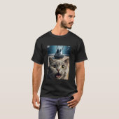 掃除機に追われる猫の自撮り面白グラフィック Tシャツ (正面フル)
