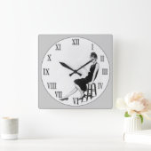 排便している女性 スクエア壁時計 (ホーム)