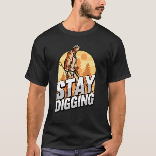 掘り続ける ゴールド シルバー 宝石 鉱物 探鉱 Tシャツ (正面)