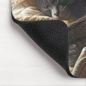 掛け布団の下で寝る灰色の猫 マウスパッド (コーナー)