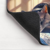 掛け布団の下で眠っている猫 マウスパッド (コーナー)