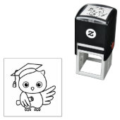 掛け軸を持つ帽子のかわいい卒業フクロウ セルフインキングスタンプ (インサイチュ)