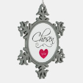 採用されたスクローリングによって選ばれる日付がついた採用のギフト スノーフレークピューターオーナメント (左)