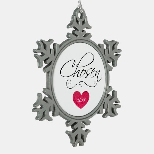 採用されたスクローリングによって選ばれる日付がついた採用のギフト スノーフレークピューターオーナメント (左)