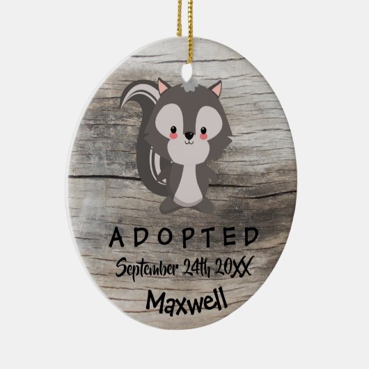 採用される-カスタマイズスカンクの採用のギフト セラミックオーナメント (右)