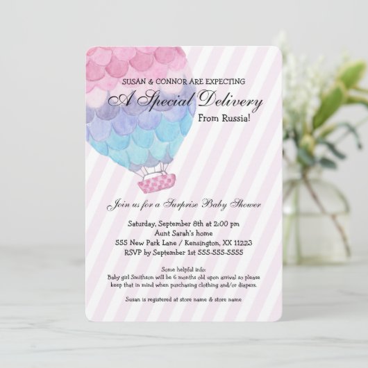 採用の女の子のベビーシャワー、ピンクの熱気の気球 招待状 (スタンド正面)