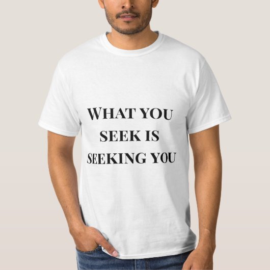 探しているものがあなたを探している モチベーションの引用 Tシャツ (正面)