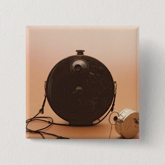 探偵のカメラ 缶バッジ (正面)