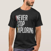 探検を止めるな タイポグラフィ Tシャツ (正面)