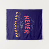 探検家と旅行者向けのグラフィックデザイン タペストリー (正面(横))