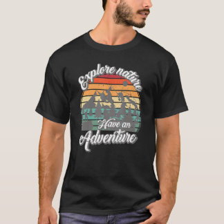 探索自然アドベンチャーハイキングキャンピングアン Tシャツ