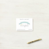 接触情報が付いている透かしと決め付けられるカスタムなロゴ ポストイット (デスク上)