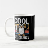 控えめクールレジスタンスペンギン関税抗議アンチ コーヒーマグカップ (左)