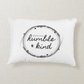 控え目で及び親切なアクセントの枕 アクセントクッション (裏面)