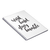 控え目な仕事の堅い滞在-印刷のミニマルな引用文 ノートブック (右側)