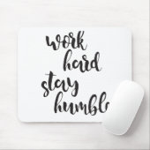 控え目な仕事の堅い滞在-印刷のミニマルな引用文 マウスパッド (マウス)