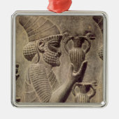 提供する2つ詳細のレリーフ、浮き彫りを運んでいるPhoenician メタルオーナメント (正面)