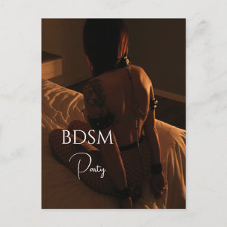 提出ポーズのレザーアクセサリーの女性 ポストカード