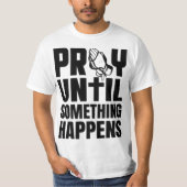 揺るがぬ信仰　何かが起こるまで祈り続ける Tシャツ (正面)