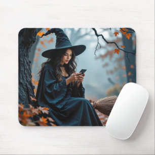 携帯電話でテキストメッセージを送っているかわいいハロウィンの魔女 マウスパッド
